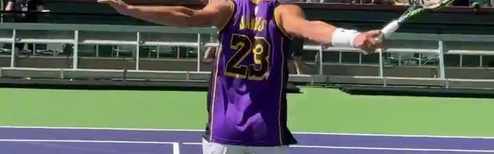 欧冠官方app-致敬传奇！阿尔卡拉斯再次身穿詹姆斯23号球衣训练备战公开赛