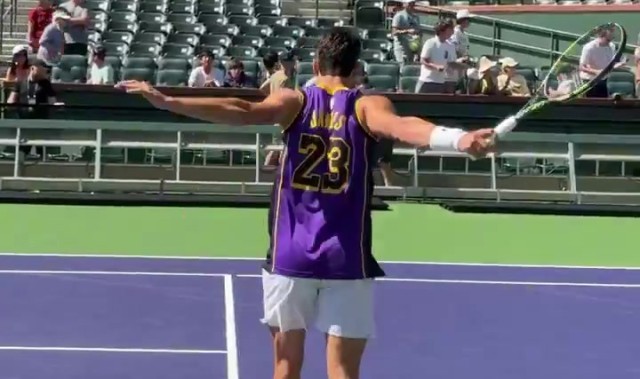 欧冠官方app-致敬传奇！阿尔卡拉斯再次身穿詹姆斯23号球衣训练备战公开赛