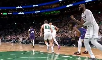 欧冠官方app-杰伦-布朗向裁判抱怨领到技术犯规，目前17投仅5中砍下16分